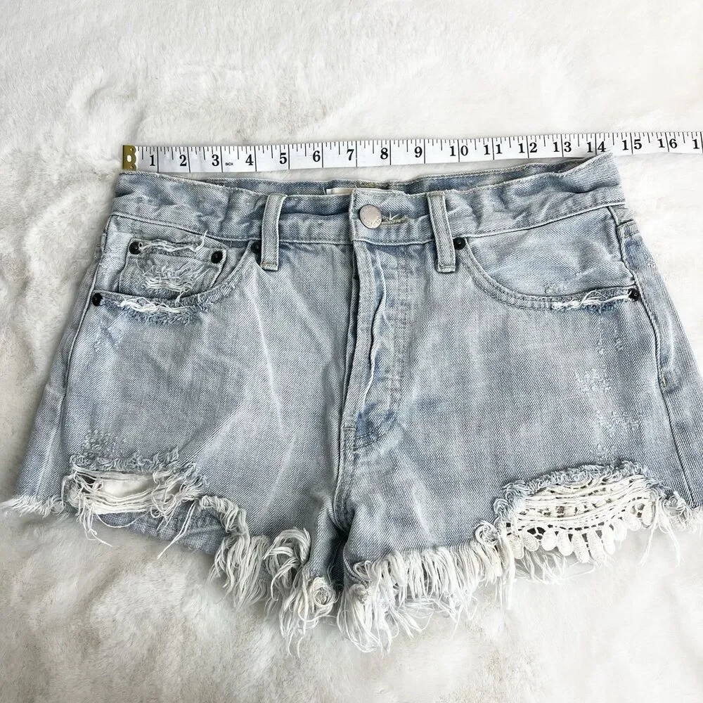 Free People Daisy Chain Lace Cutoff Button Fly Jean Shorts Light Wash Women’s 27 - Picture 10 of 12